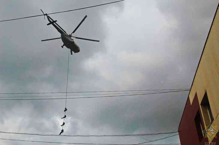 Десятки спасателей, вертолеты в небе. Что случилось на заводе в Минске  