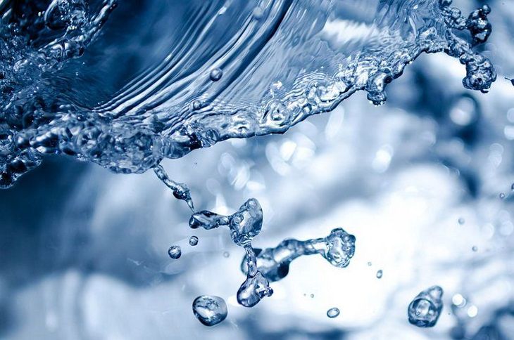 Медики назвали болезни, от которых избавит употребление воды утром натощак