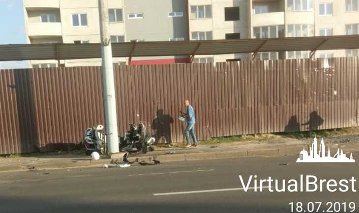 В Бресте напротив «Короны» мотоциклист разбился о столб
