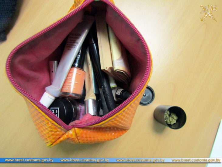 Минчанка пыталась провезти марихуану в косметичке через таможню