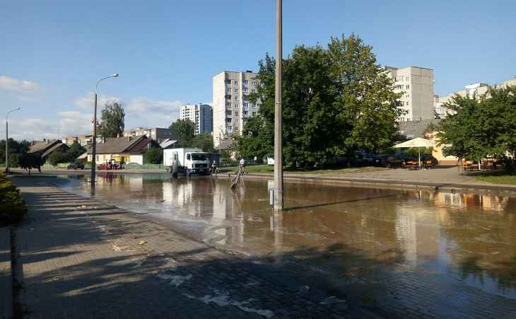 Прорвало трубу. В Гродно затопило улицу Пролетарскую — движение перекрыто Прорвало трубу. В Гродно затопило улицу Пролетарскую — движение перекрыто