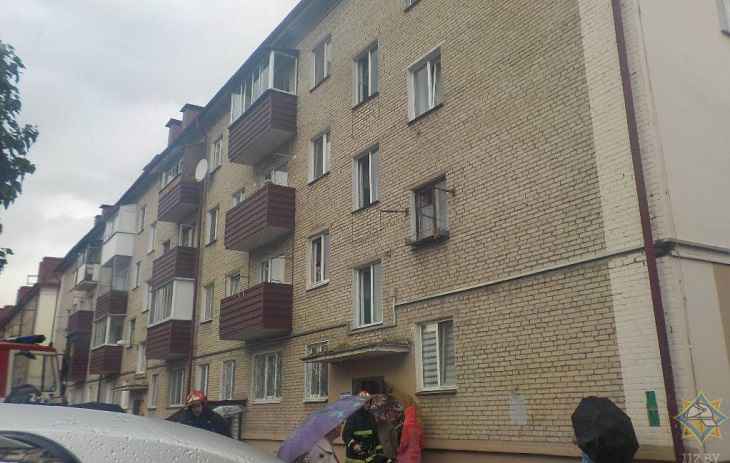 В Бобруйске спасли женщину, оказавшуюся в ловушке на балконе своей горящей квартиры