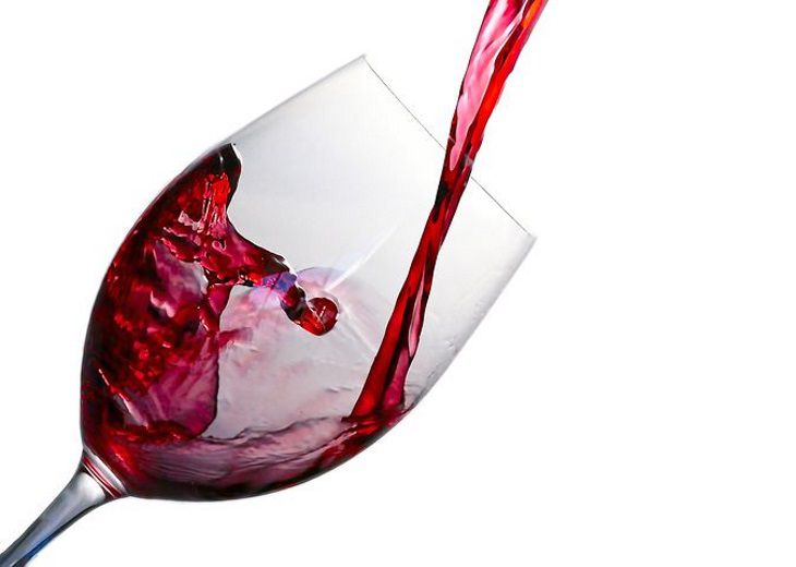 Врачи рассказали о полезных свойствах красного вина