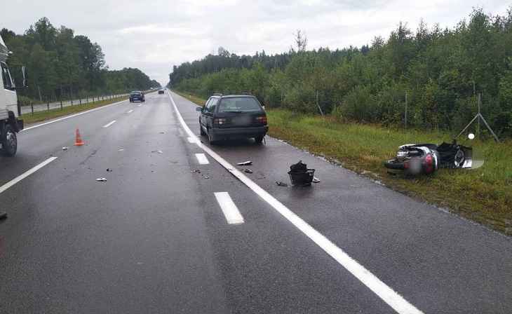 Под Осиповичами 81-летний пенсионер ехал на мопеде под проливным дождем и влетел в авто на обочине