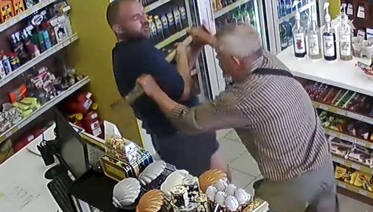 Водитель с лопатой спас девушку от изнасилования на заправке Водитель с лопатой спас девушку от изнасилования на заправке