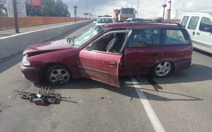 Из-за лопнувшего колеса машина дважды перевернулась на мосту в Барановичах