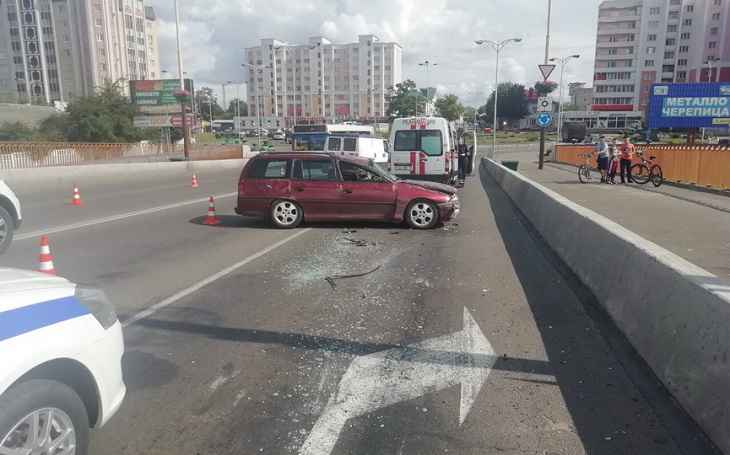 Из-за лопнувшего колеса машина дважды перевернулась на мосту в Барановичах