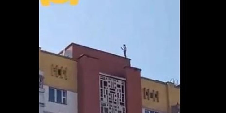 На грани: в Гродно подросток делал селфи, стоя на краю крыши многоэтажки