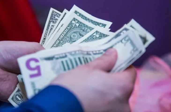 Брестчанину на свадьбу подарили поддельные доллары