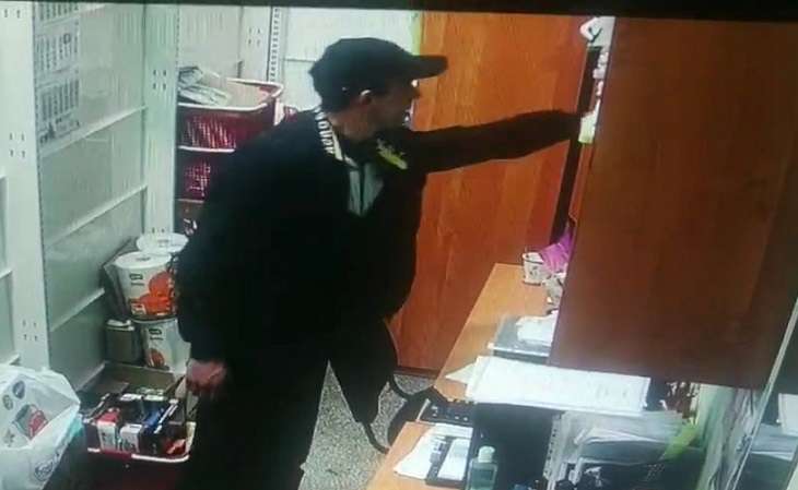 В Гомеле мужчина похитил в магазине инкассаторскую сумку с крупной суммой денег. Его ищет милиция В Гомеле мужчина похитил в магазине инкассаторскую сумку с крупной суммой денег. Его ищет милиция