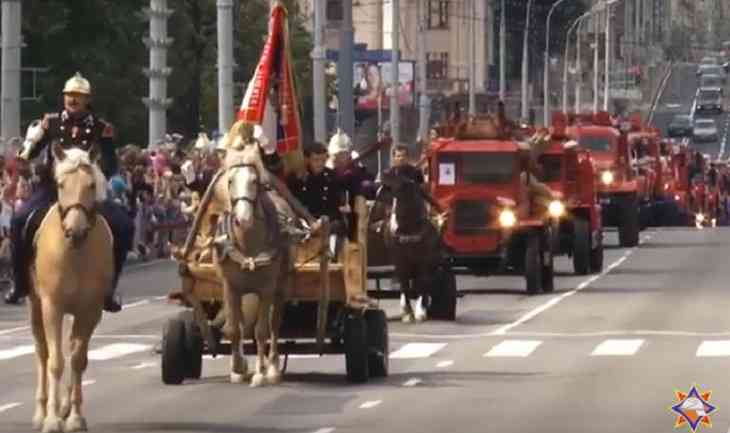 В Минске прошел парад МЧС. Но это только начало праздника 