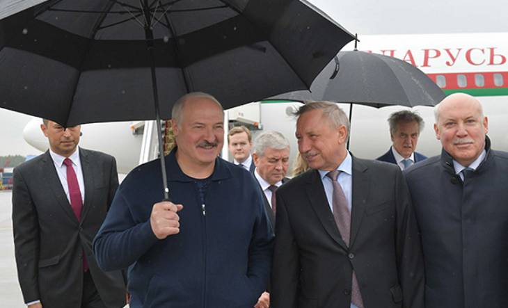 Лукашенко пришел на встречу с «пуленепробиваемым» зонтом. Что в нем необычного