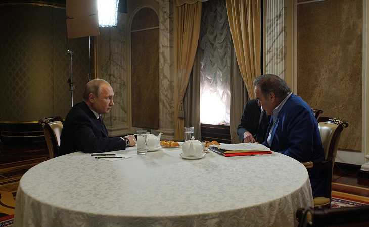Режиссер Оливер Стоун попросил Путина стать крестным отцом его дочери