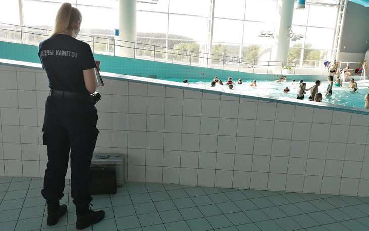 В минском аквапарке «Лебяжий» чуть не утонул 4-летний мальчик. Он в больнице