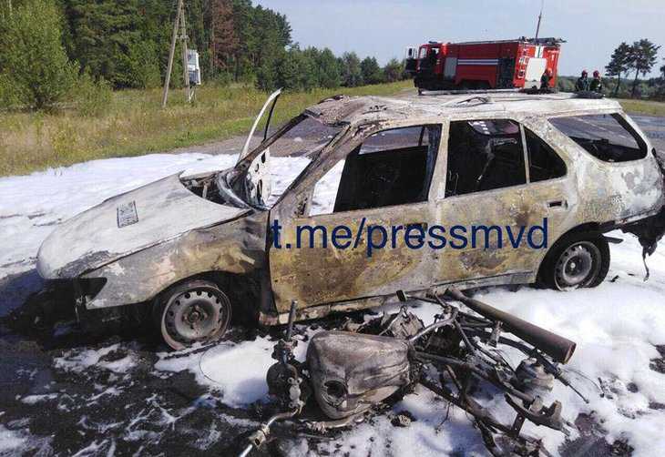В Светлогорском районе автомобиль и скутер сгорели после столкновения, два человека пострадали