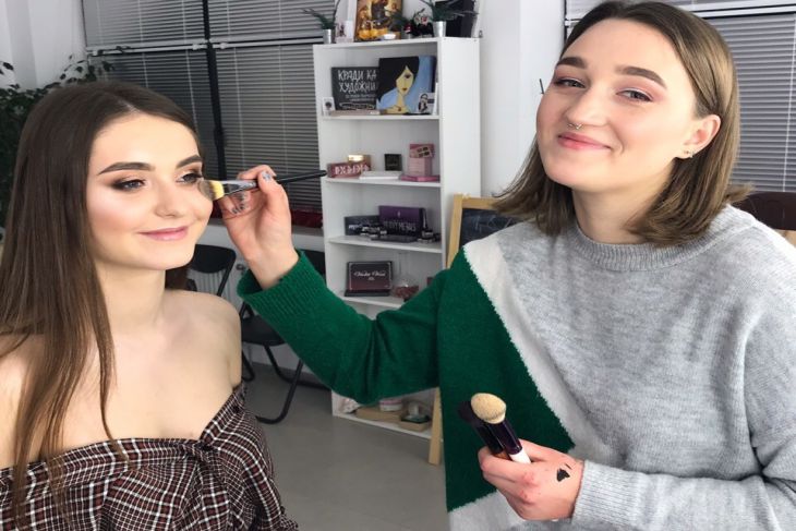 “Красота – мощная штука”. История начинающего визажиста из Минска