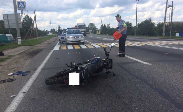 Мотоциклист сбил женщину на пешеходном переходе под Гомелем