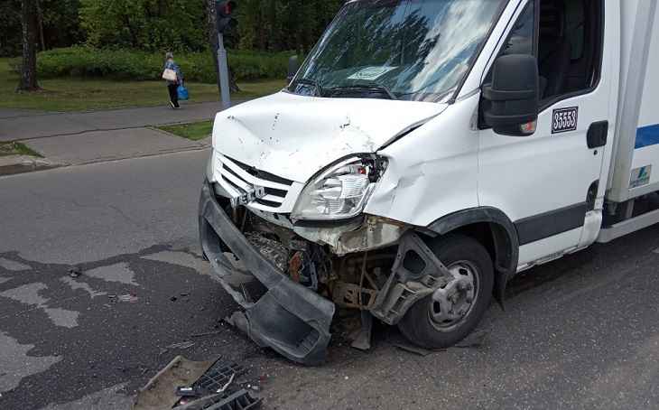 В Бобруйске грузовик Iveco столкнулся с Chevrolet: один из водителей в больнице