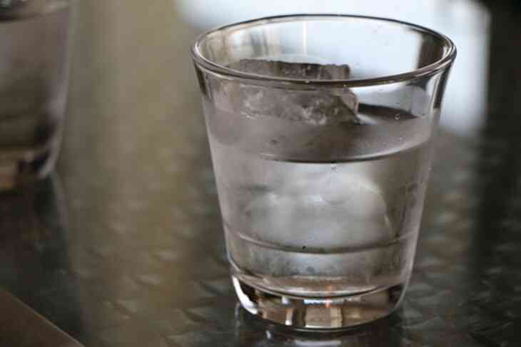 Более четверти продаваемой в России питьевой воды – подделка