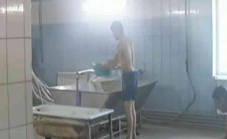 «Потные, голые, на грязном полу»: В Сети появилось шокирующее видео с производства сыра-косички