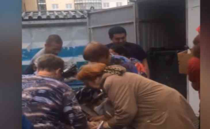 Пенсионеры устроили «битву за просрочку» у мусорных баков