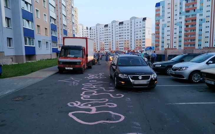 Второй случай за неделю. В Мозыре во дворе автомобиль сбил 5-летнюю девочку Второй случай за неделю. В Мозыре во дворе автомобиль сбил 5-летнюю девочку