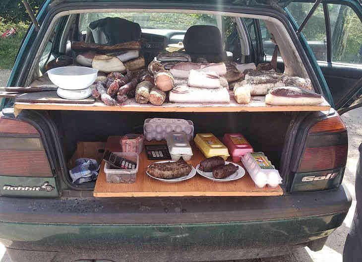 «Вы такой колбасы никогда не пробовали». Что и за сколько продают на несанкционированном уличном рынке в Беларуси