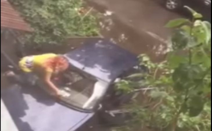 Гомельчанка необычным способом добралась из машины до подъезда во время дождя. Посмотрите, как это было