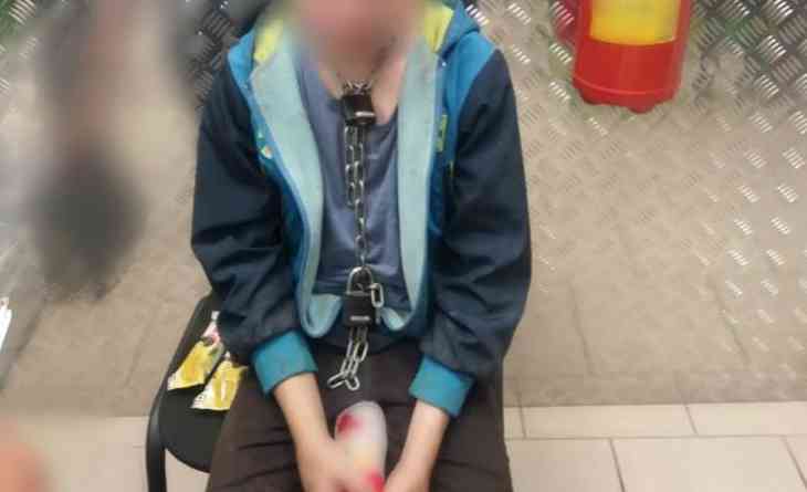 Голодный ребенок с цепью на шее прибежал в магазин. Стали известны подробности инцидента