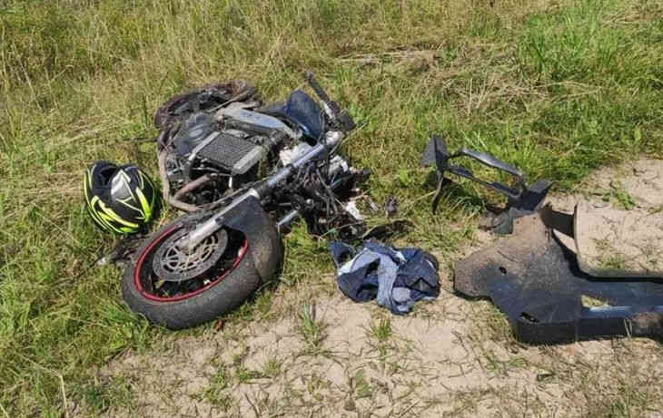 Под Гродно мотоциклист с ребенком-пассажиром врезался в легковушку. Они в больнице