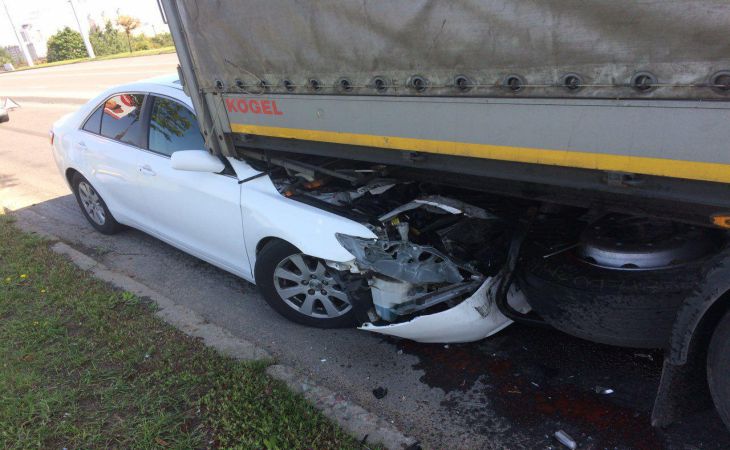 В Минске Toyota влетела в припаркованный грузовик В Минске Toyota влетела в припаркованный грузовик