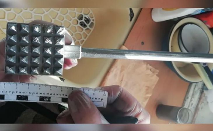 Пьяная соседка жестоко избила трехлетнюю девочку молотком для отбивания мяса