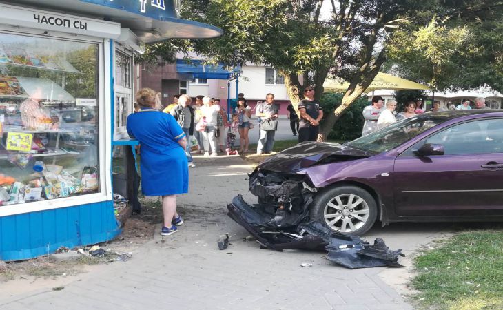 Необычное ДТП в Гродно: «Мазда» вылетела с парковки на тротуар и сбила 6-летнюю девочку