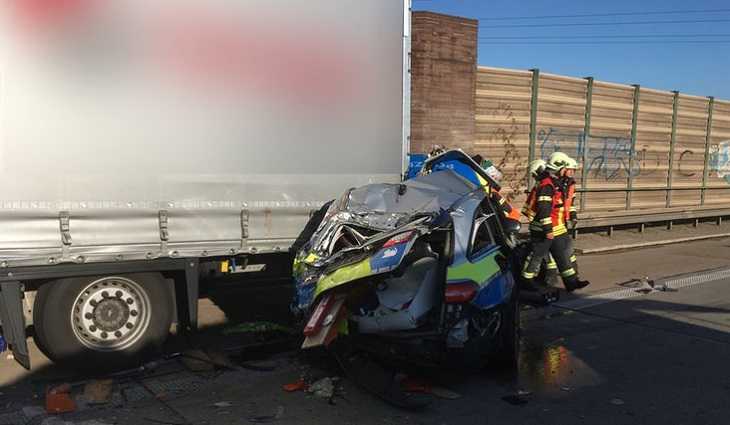 В Германии во время замены колеса погиб дальнобойщик из Беларуси: его зажало между фурой и авто полиции