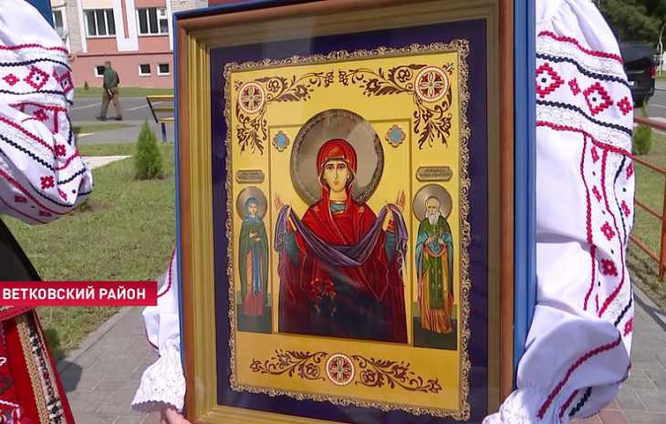 Лукашенко подарили в Ветке икону и фотоальбом