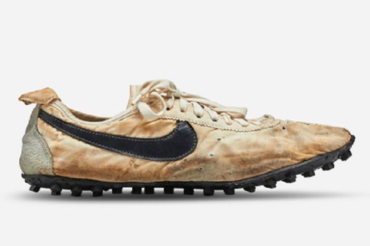 Мужчина купил грязные кроссовки почти за 500 000 долларов. Что в них особенного