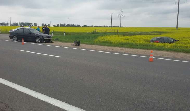 Оршанка на BMW врезалась в минчанку на Opel: авто улетело в рапсовое поле