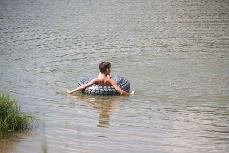Госсаннадзор снял ограничение на купание на озере Нарочь