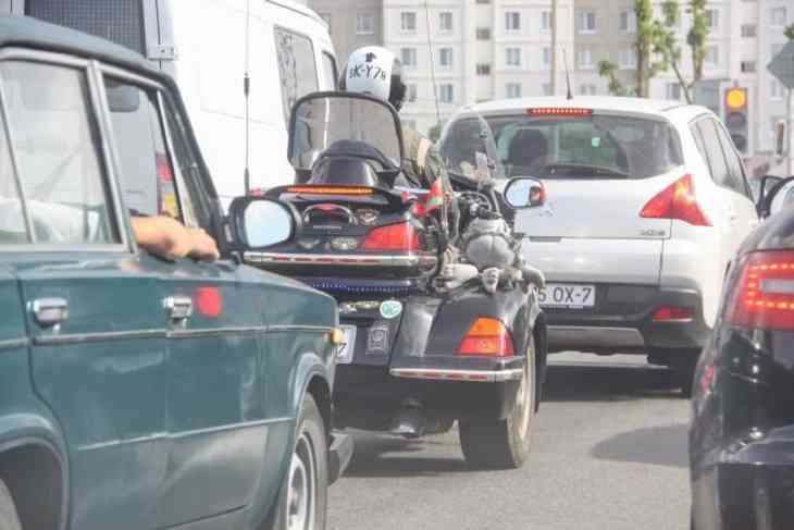 Едут только по одной полосе. У минских водителей возникли проблемы   