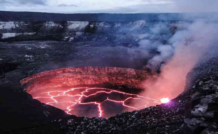Жена спустилась в кратер вулкана и спасла упавшего туда мужа