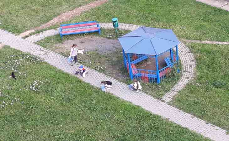 В Могилеве дети убирали мусор за взрослыми, чтобы посидеть в беседке