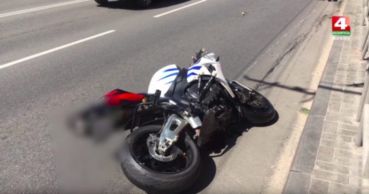 У мотоцикла оторвало приборную панель после столкновения с легковушкой в Могилеве