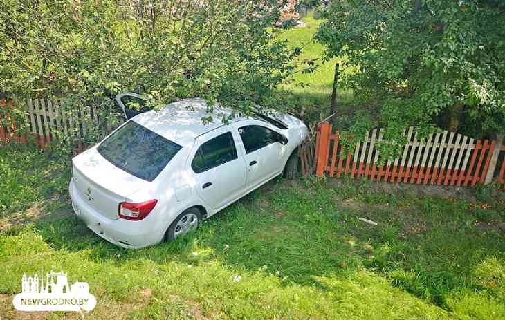 В Гродно девушка на Renault съехала в кювет и врезалась в забор: стало плохо за рулем