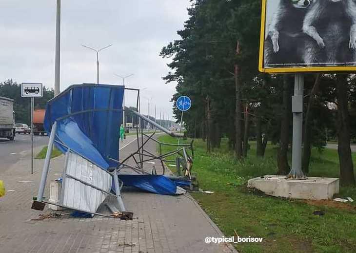 Ночью в Борисове Jaguar снес остановку общественного транспорта. Пострадали люди