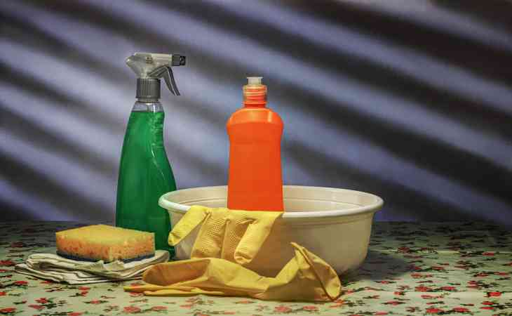 Почему нельзя мыть пол вечером и другие народные приметы про уборку