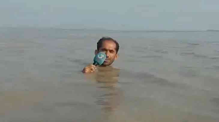 Осталась одна голова. Журналист рассказывал о наводнении, стоя по шею в воде