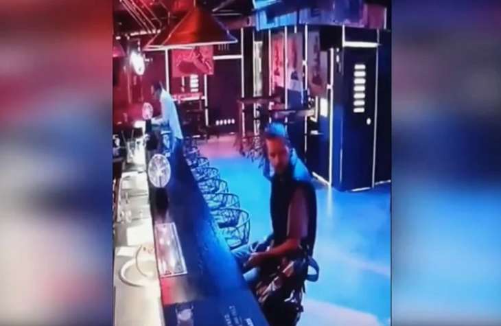 Мужчина украл рюкзак в баре на Зыбицкой и попал на камеры. Его разыскивают Мужчина украл рюкзак в баре на Зыбицкой и попал на камеры. Его разыскивают