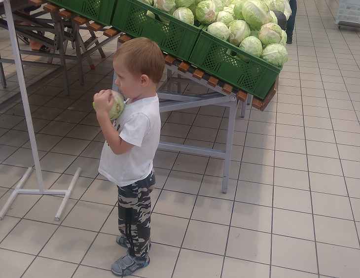 «Продавец сделала замечание ребенку на кассе». Разбираемся, какие платежные карты предлагают банки для детей