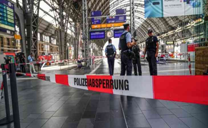 ЧП на вокзале: неизвестный столкнул женщину с ребенком под поезд ЧП на вокзале: неизвестный столкнул женщину с ребенком под поезд