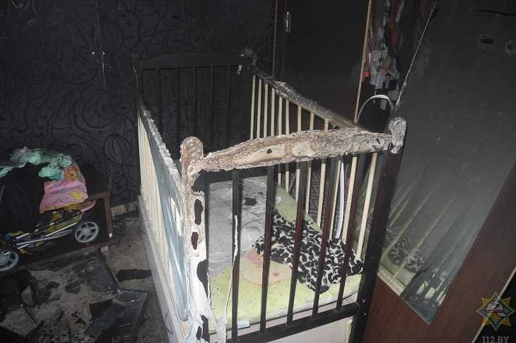 В Гомеле участковый и очевидец вынесли из горящей квартиры 2-летнюю девочку и инвалида. Опубликовано видео спасения